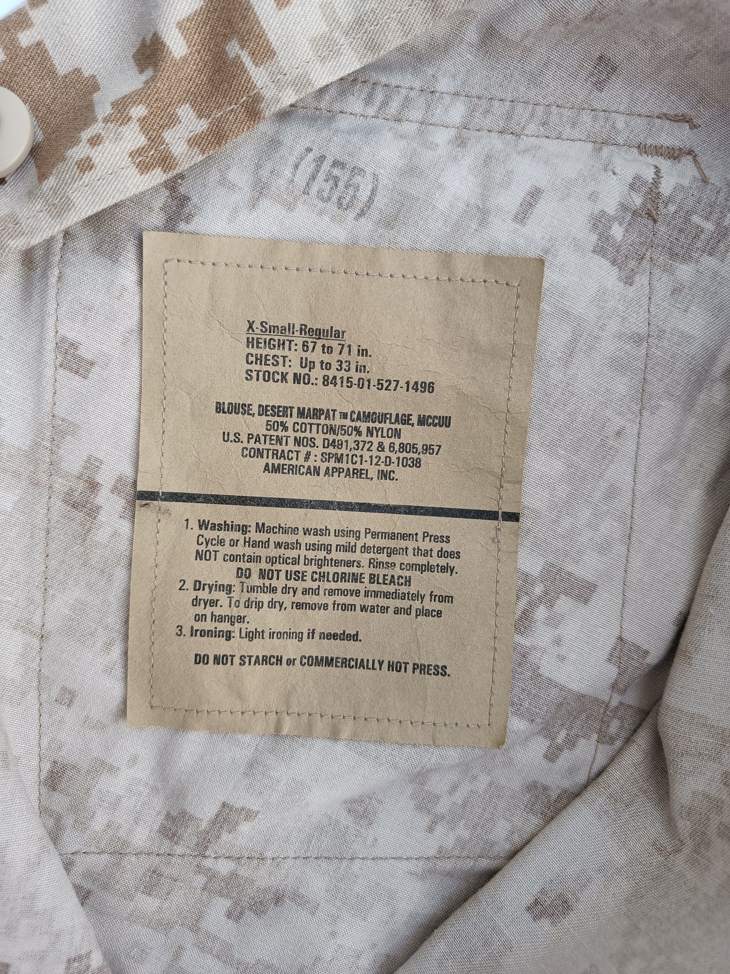 stahování konců rukávů pomocí lemu na knoflíky - další informativní štítek zevnitř blůzy