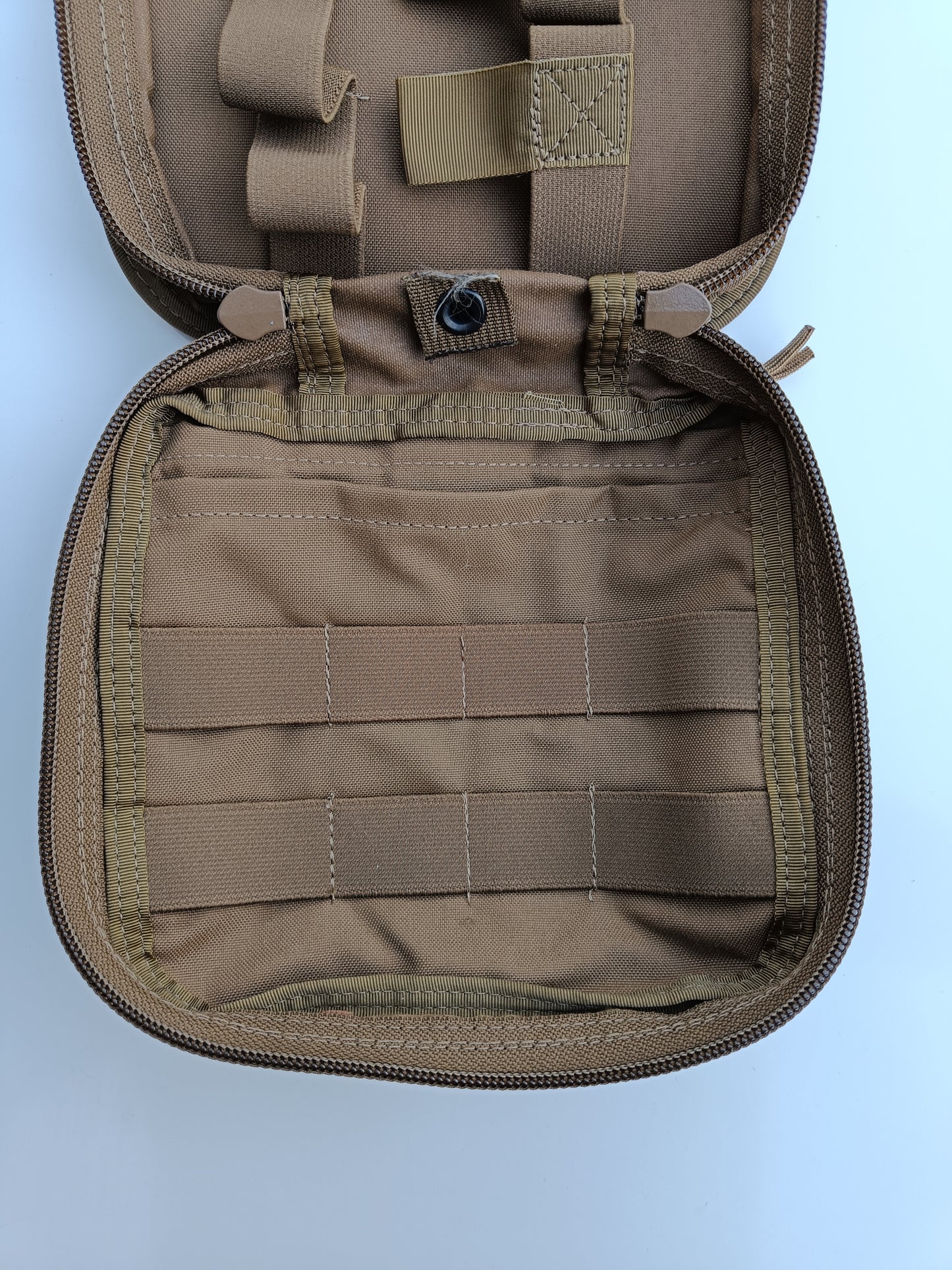 Ze spodní strany sumky, malé očko pro případný odvod vody ze sumky