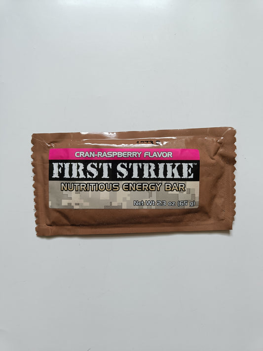 Energetické tyčinky z US MRE s názvem "First strike nutritions energy bar" s příchutí brusinky a maliny