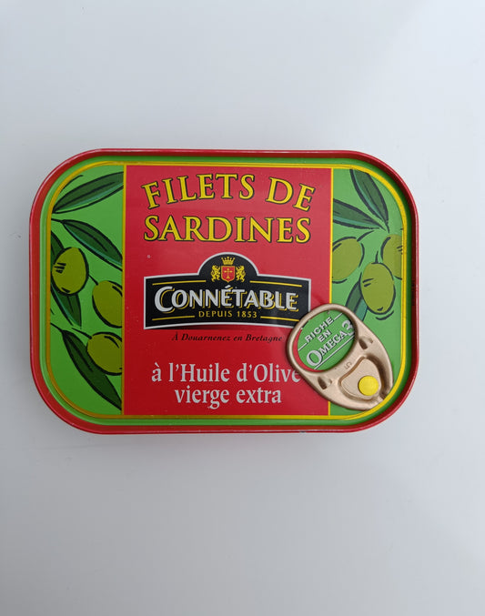 Konzerva sardinek v olivovém oleji z francouzského MRE - pohled zvrchu