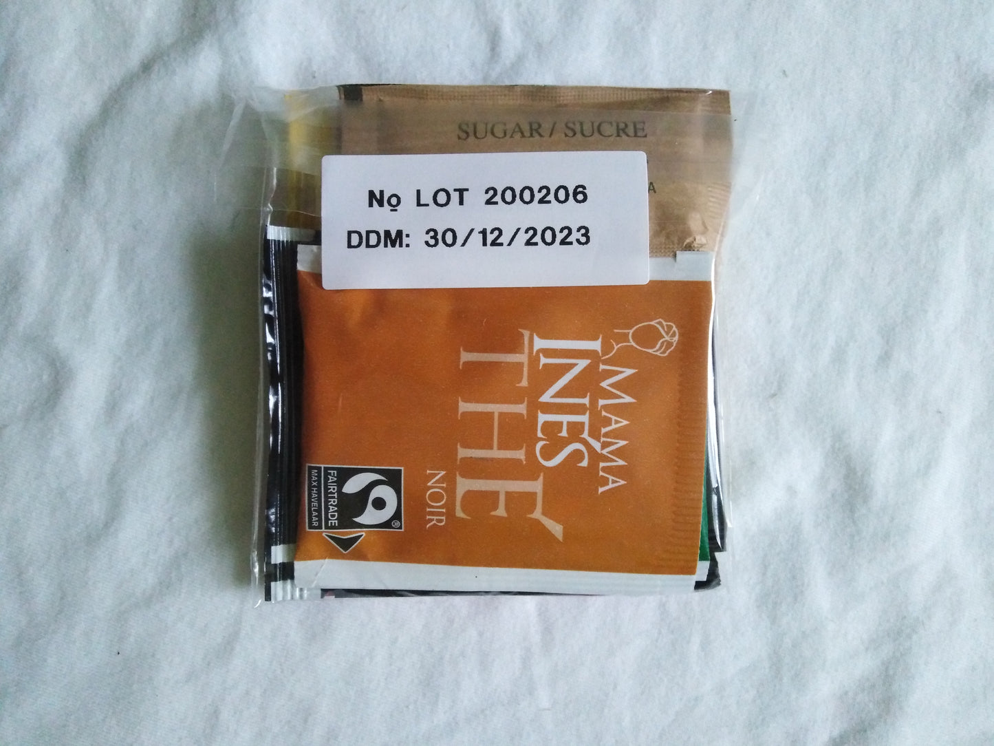 Balení kávy a čaje z francouzského MRE na 24 hodin