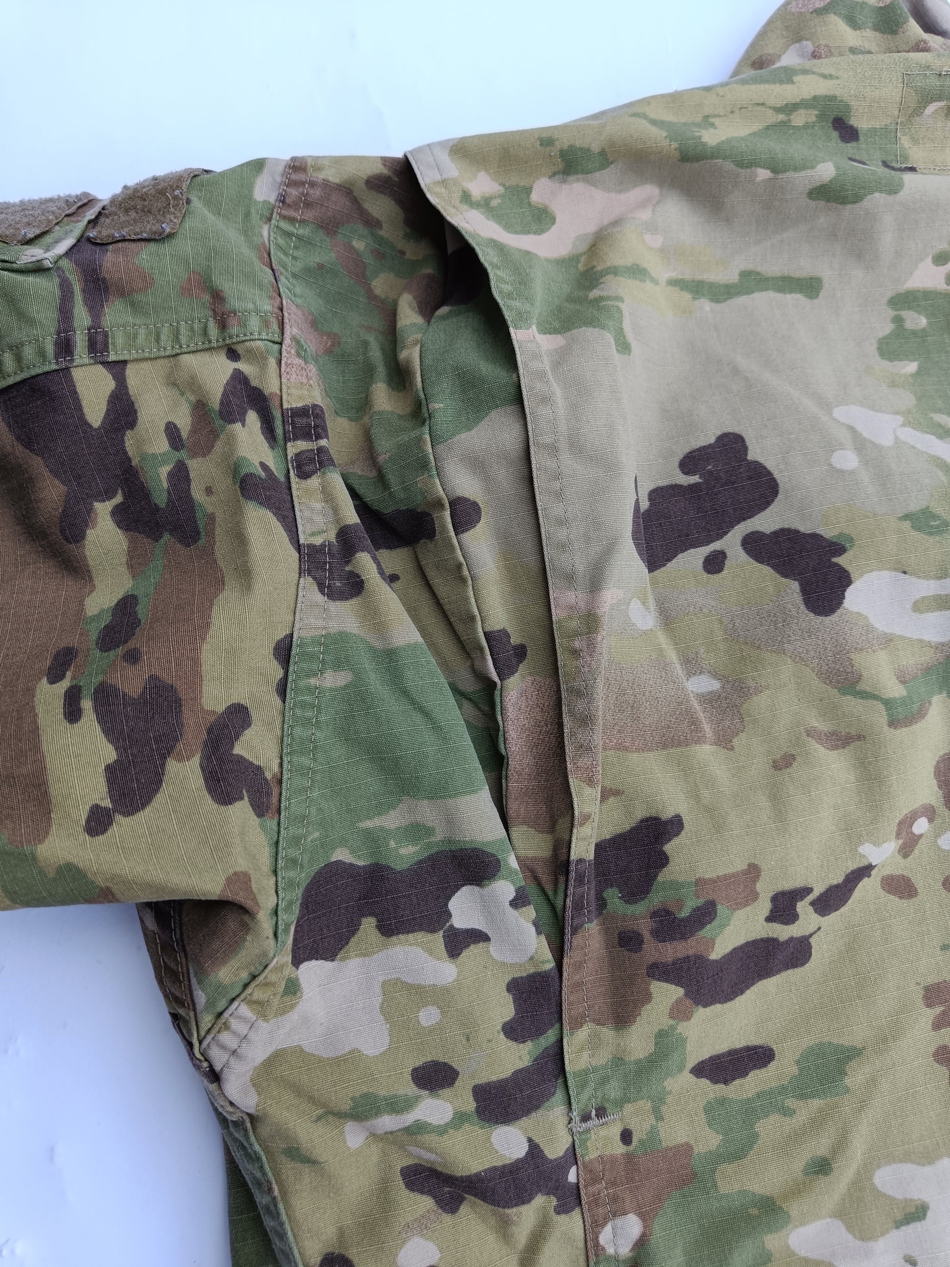 Blůza US ARMY SCORPION multicam ripstop /jako nová/ - pohled na záda, při namáhavém pohybu se blůza na zádech tolik nenatáhne