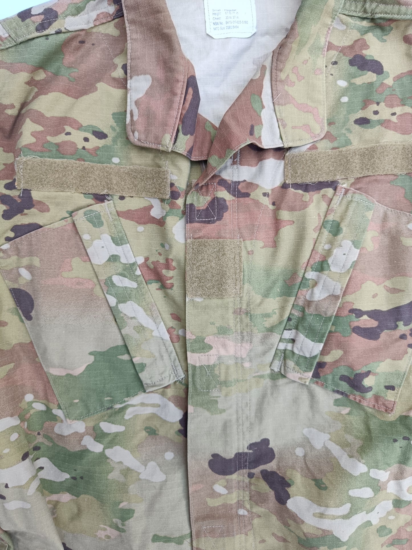 Blůza US ARMY SCORPION multicam ripstop /jako nová/ - pohled na velcro panely pro jmenovku, armádu a hodnost - detailnější pohled