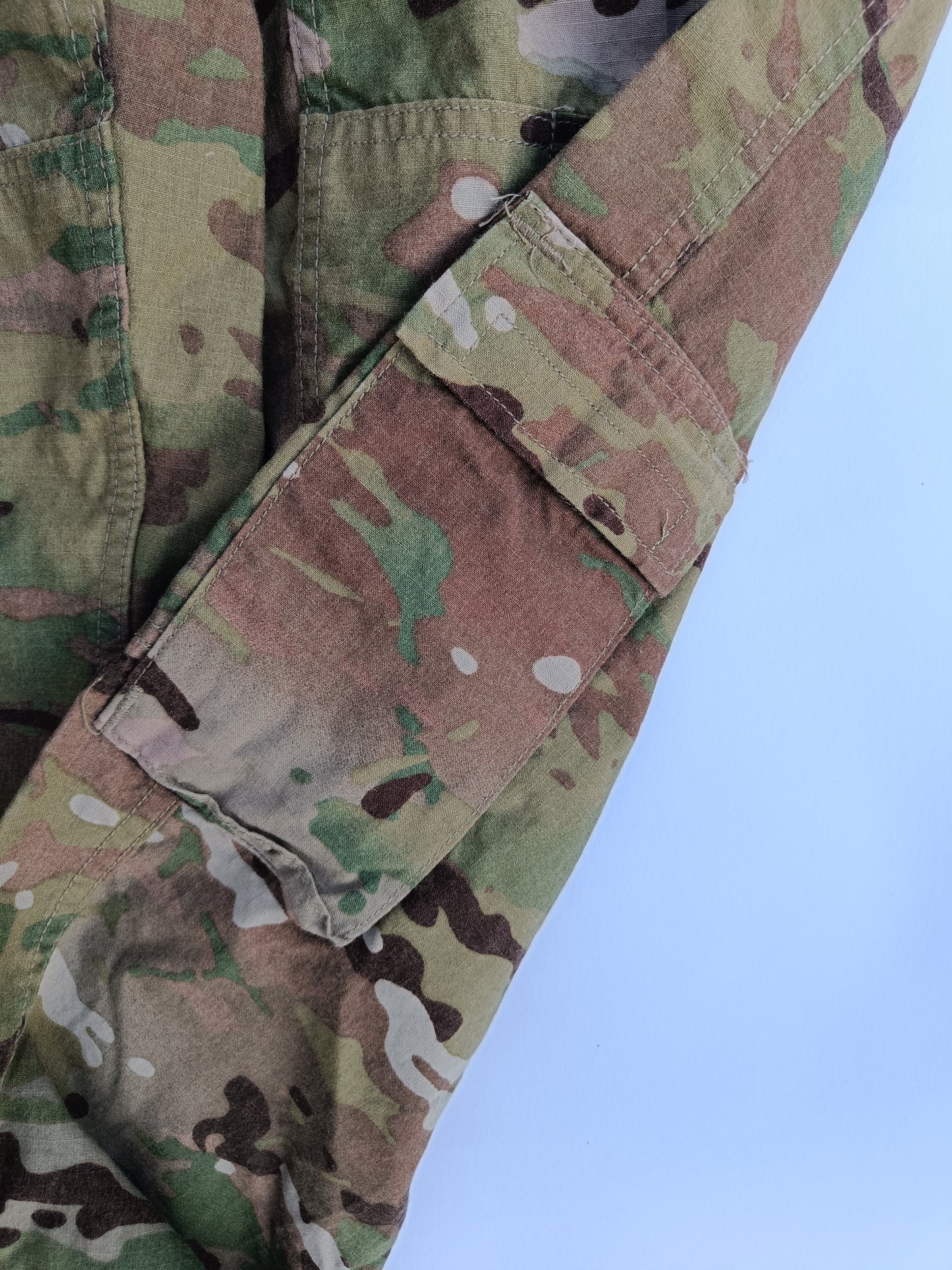 Kalhoty US Army multicam originál - lýtková kapsa (předpisem US Army určená pro obvaz)