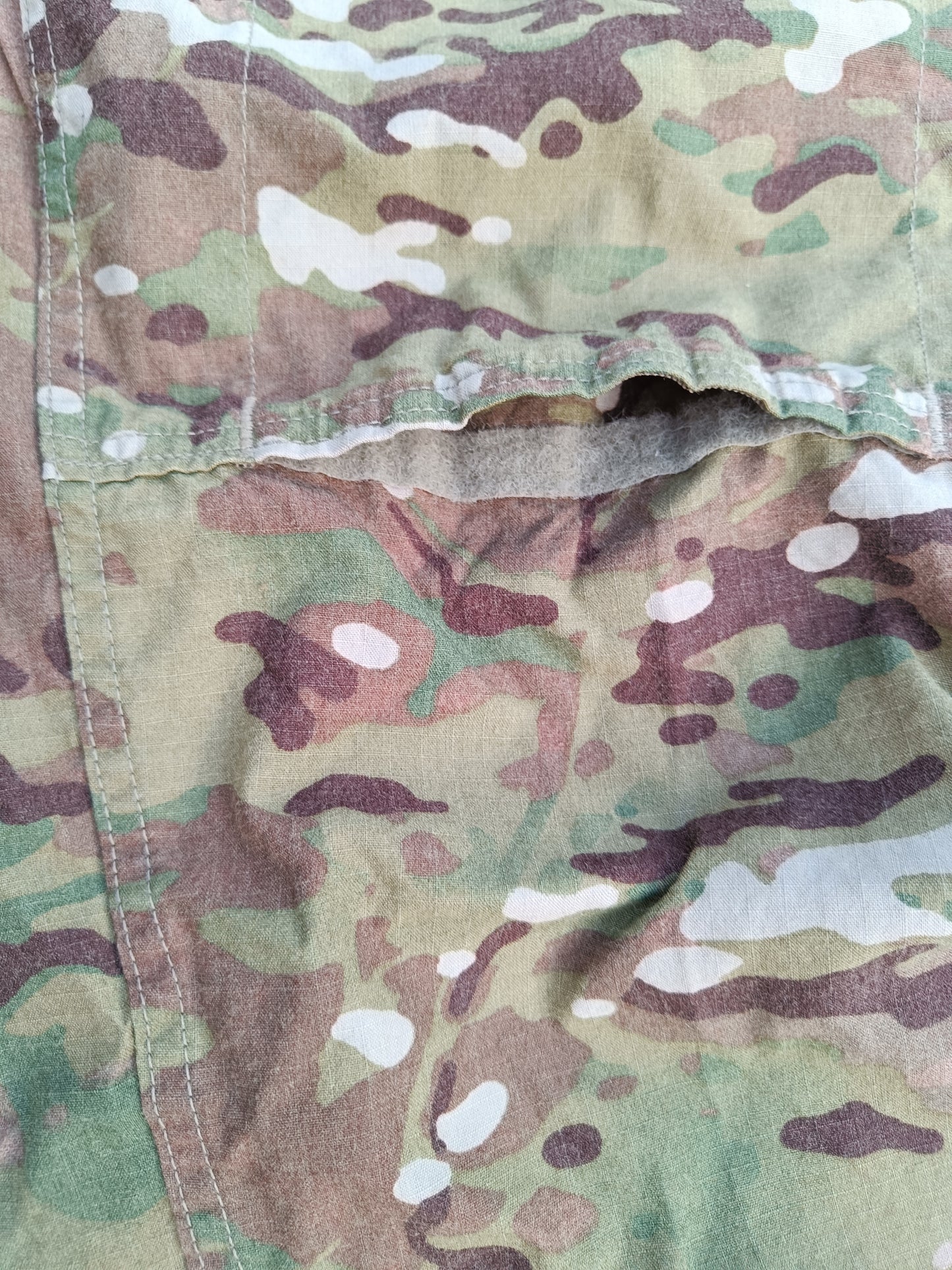 Kalhoty US Army multicam originál - zesílená oblast kolen, kde lze vložit kolenní chránič