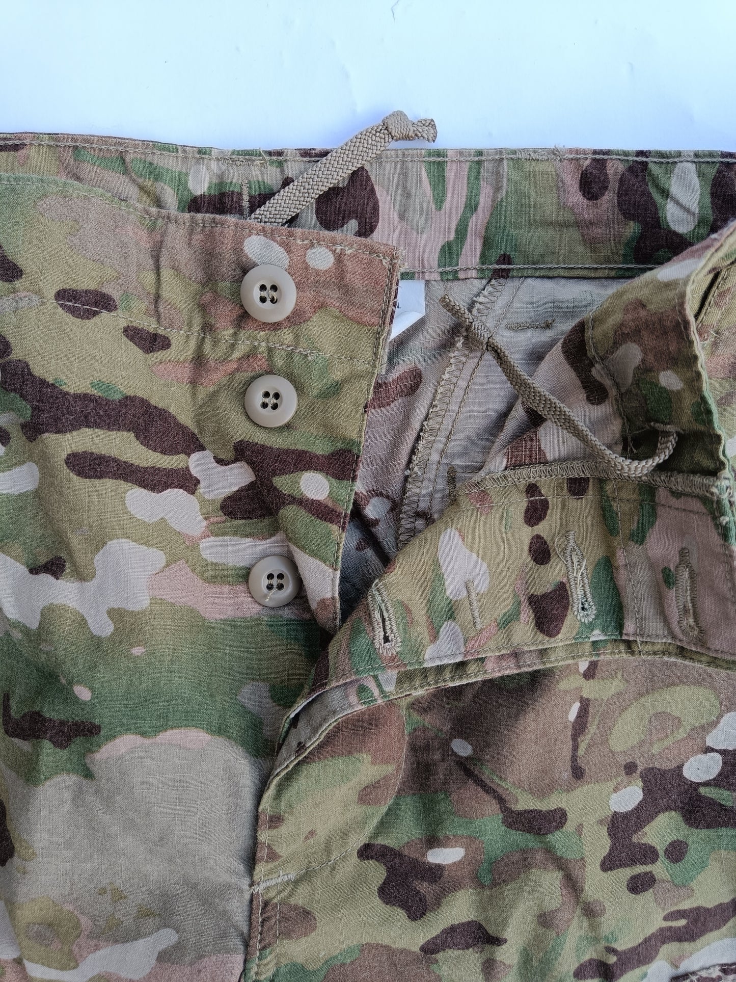 Kalhoty US Army multicam originál - zapínání poklopce na knoflíky