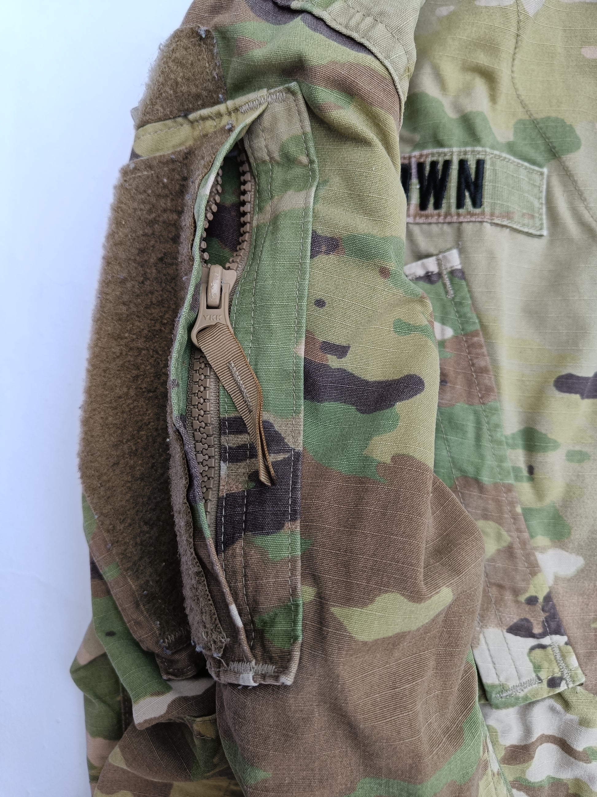 Blůza US ARMY SCORPION multicam ripstop /jako nová/ - detailnější pohled na kapsu která je na rukávech a zapíná se na zip