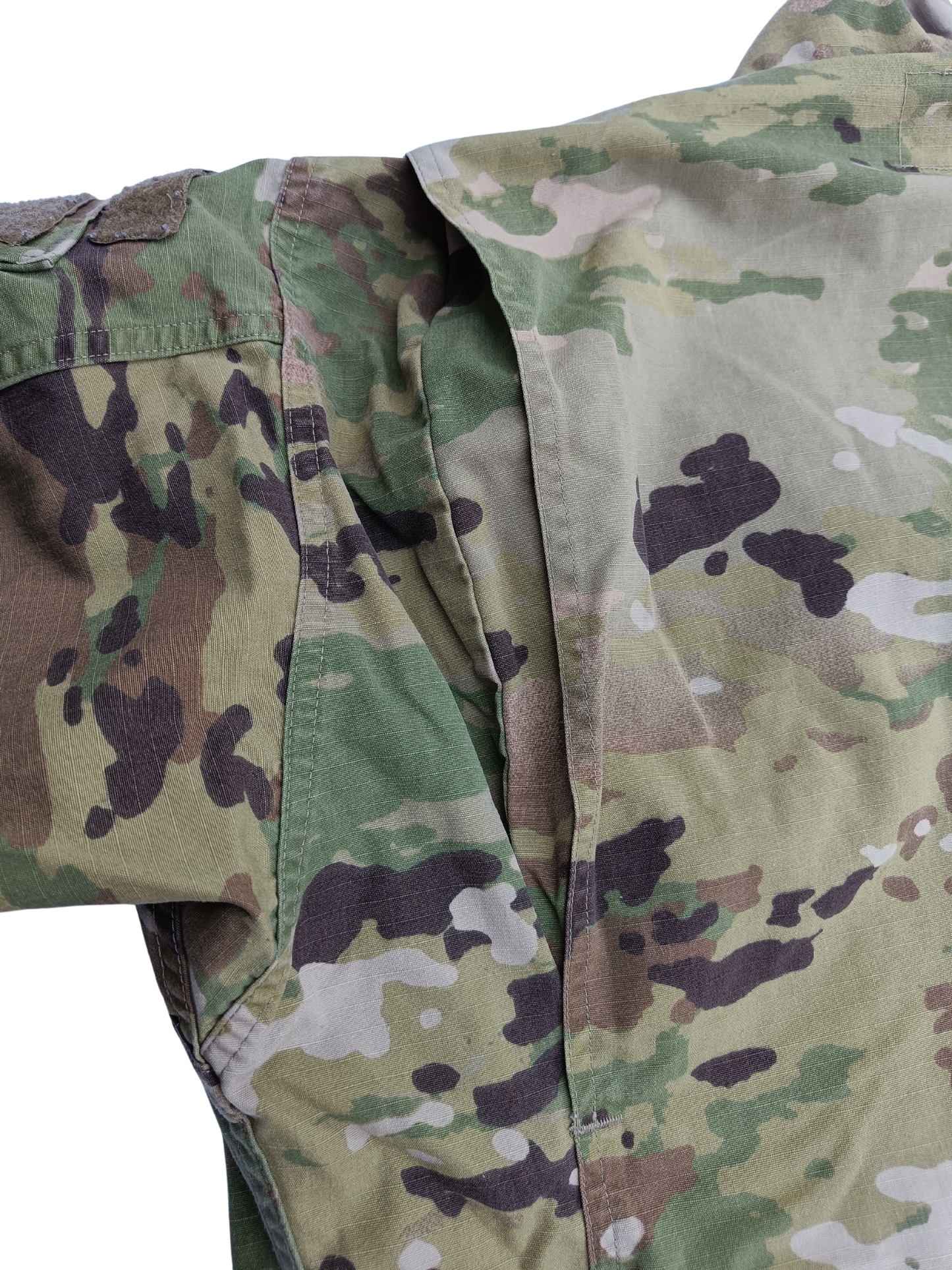 Blůza US ARMY SCORPION multicam ripstop /jako nová/ - pohled na záda, při namáhavém pohybu se blůza na zádech tolik nenatáhne