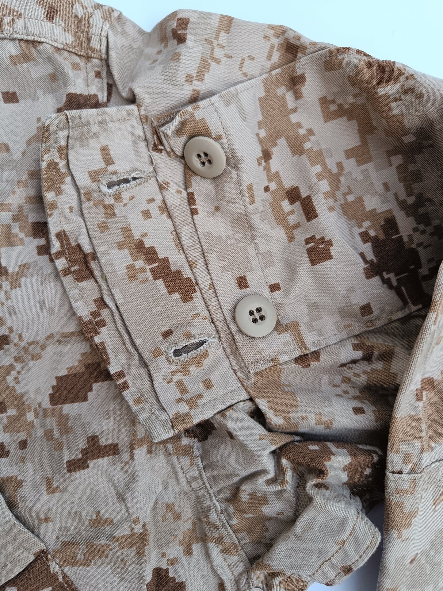 Originální blůza USMC digital marpat MCCUU nová - rukávové kapsy se zapínáním na knoflíky, knoflíky jsou kryté légou