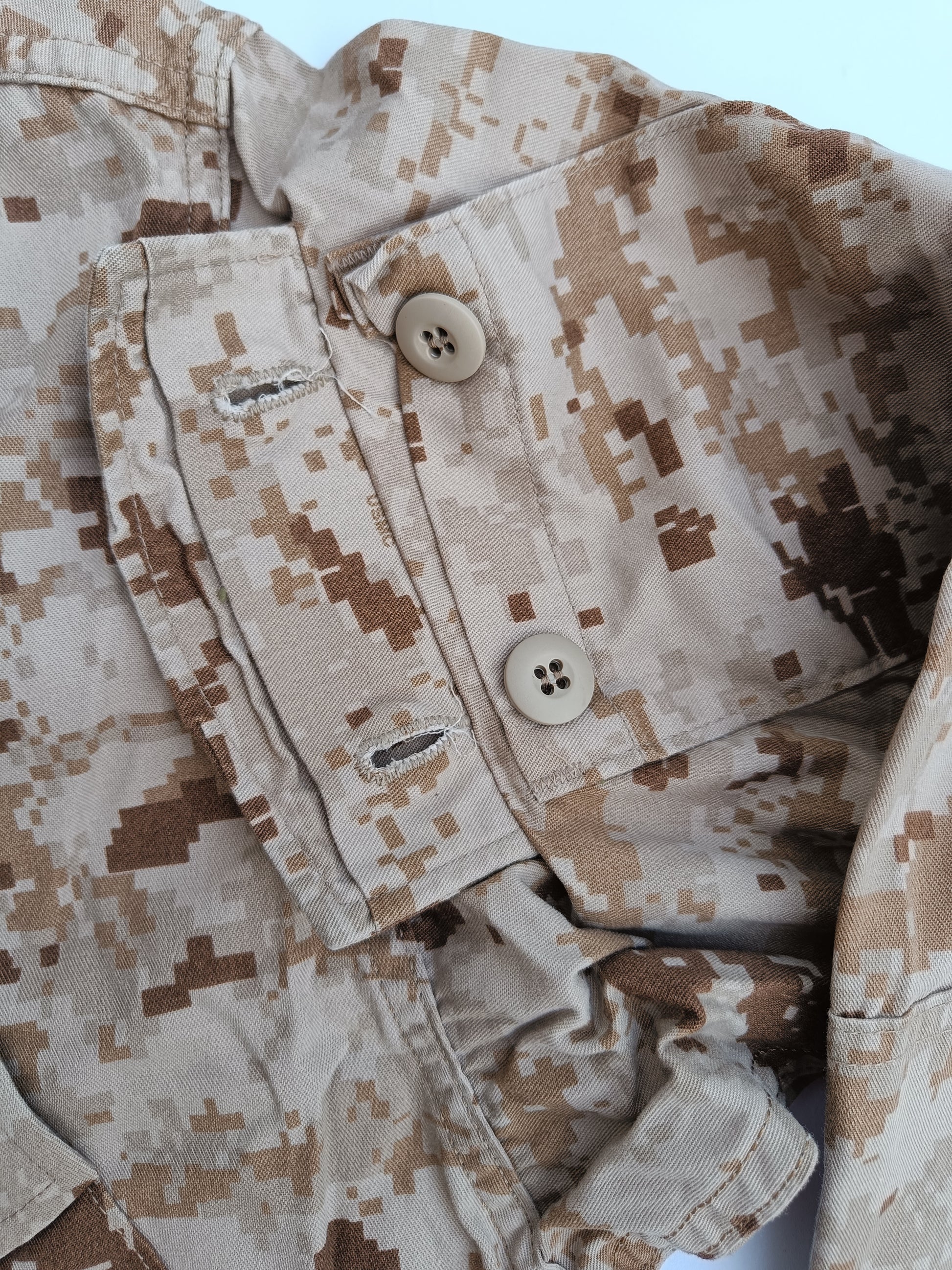 Originální blůza USMC digital marpat MCCUU nová - rukávové kapsy se zapínáním na knoflíky, knoflíky jsou kryté légou