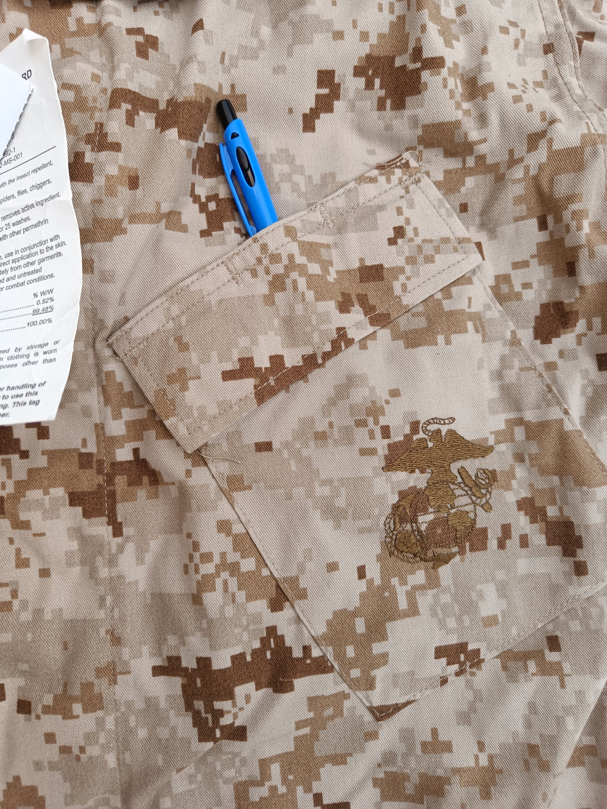 Originální blůza USMC digital marpat MCCUU nová - levá náprsní kapsa, která má po zapnutí uprostřed švu mezeru pro propisku nebo anténu od malé vysílačky