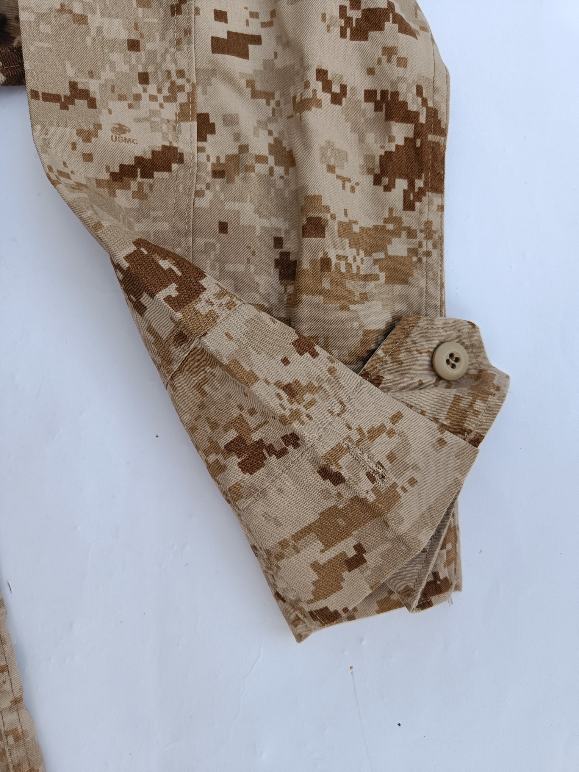 Originální blůza USMC digital marpat MCCUU nová - stahování konců rukávů pomocí lemu na knoflíky