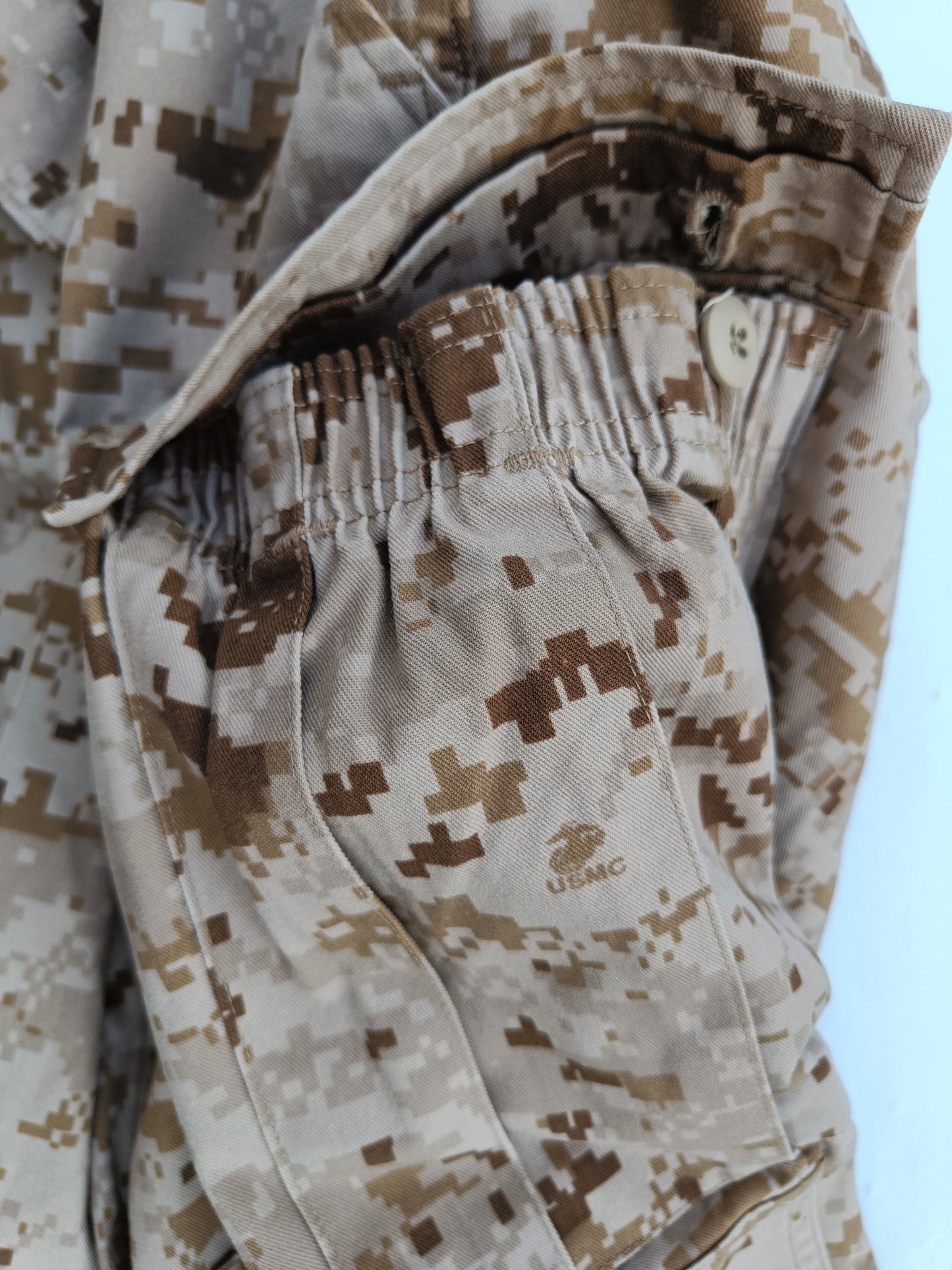 Originální kalhoty USMC (příslušníků námořní pěchoty Spojených států Amerických) v maskování marpat desert MCCUU - stehenní kapsa se stahováním na gumu (viz. popis)