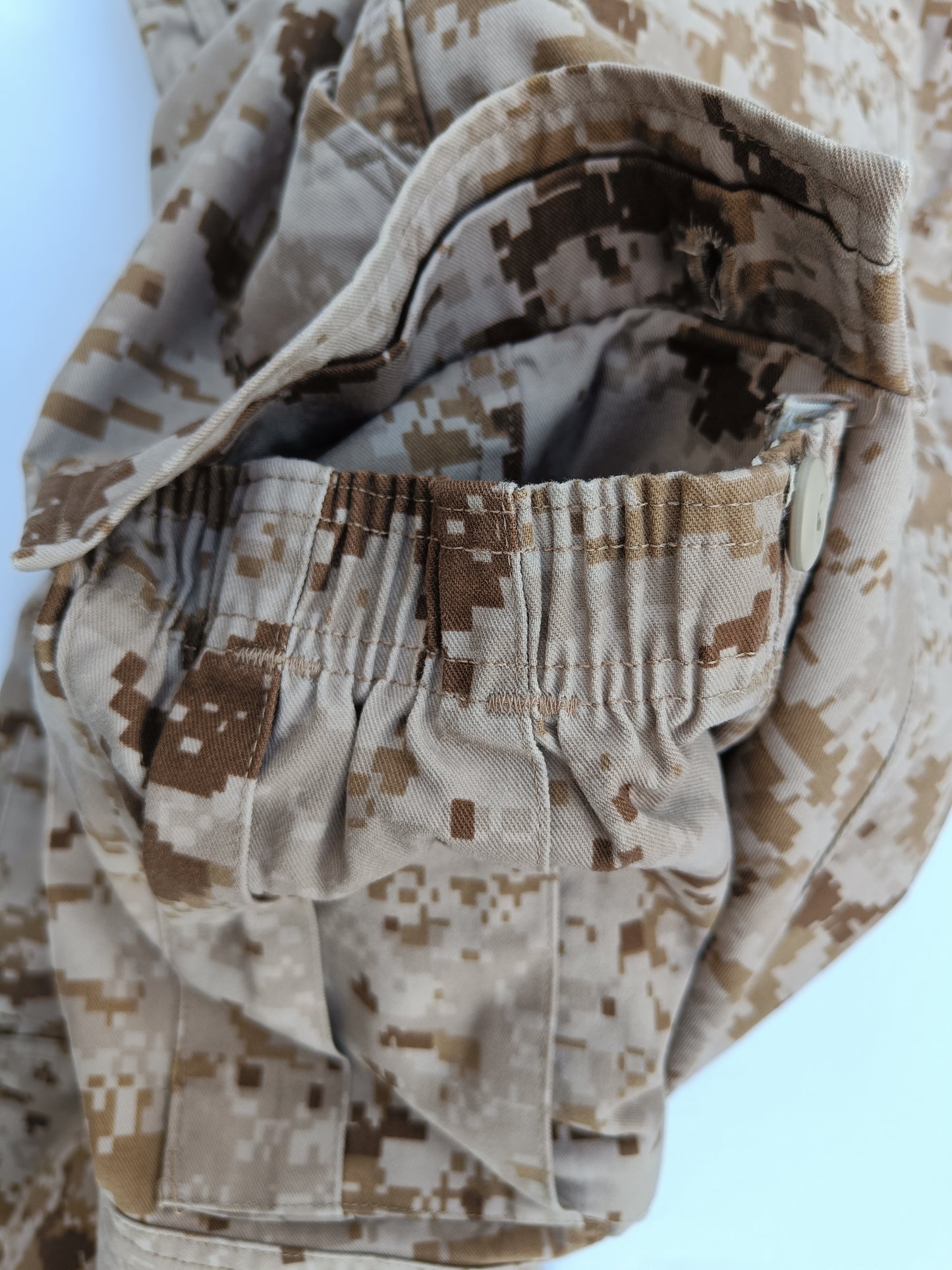 Originální kalhoty USMC (příslušníků námořní pěchoty Spojených států Amerických) v maskování marpat desert MCCUU - stehenní kapsa se stahováním pomocí gumy