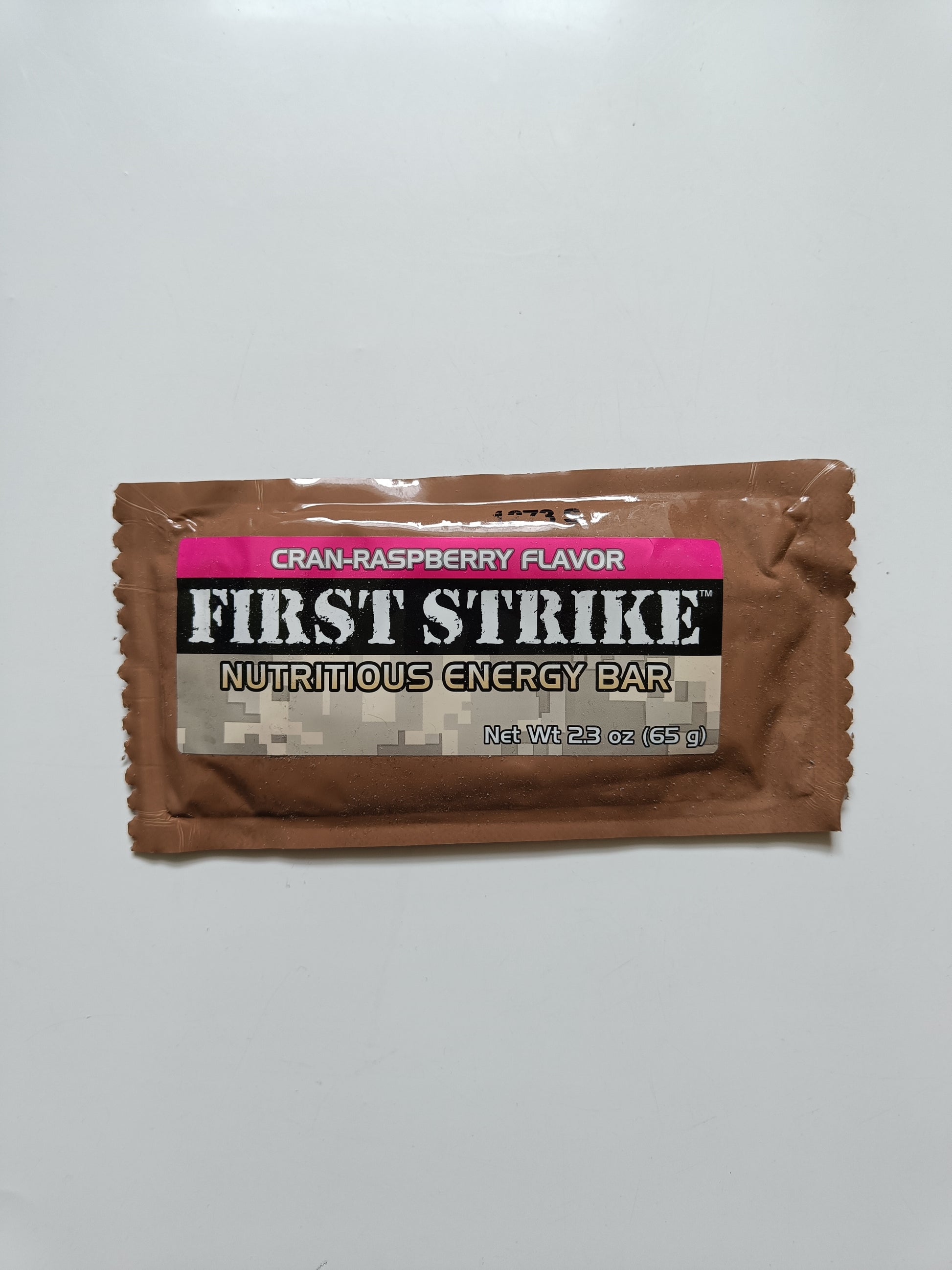 Energetické tyčinky z US MRE s názvem "First strike nutritions energy bar" s příchutí brusinky a maliny