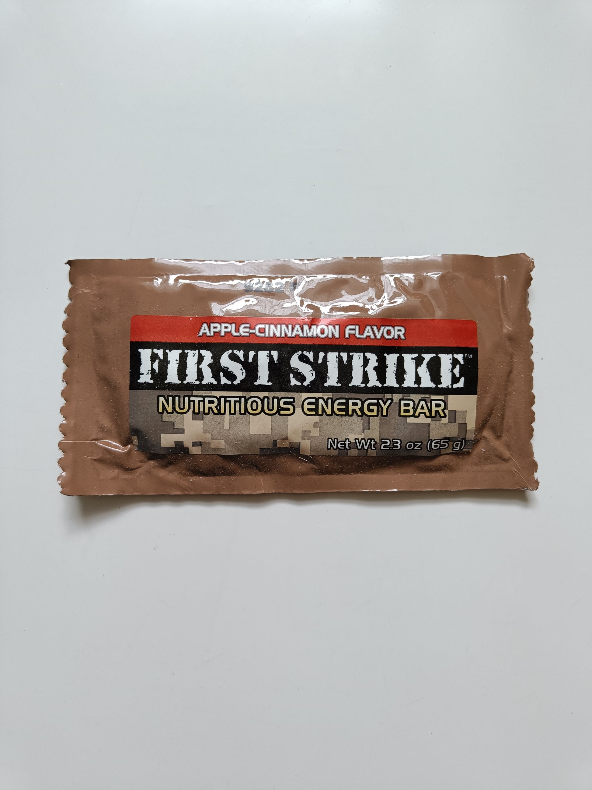 Energetické tyčinky z US MRE s názvem "First strike nutritions energy bar" s příchutí jablko a skořice