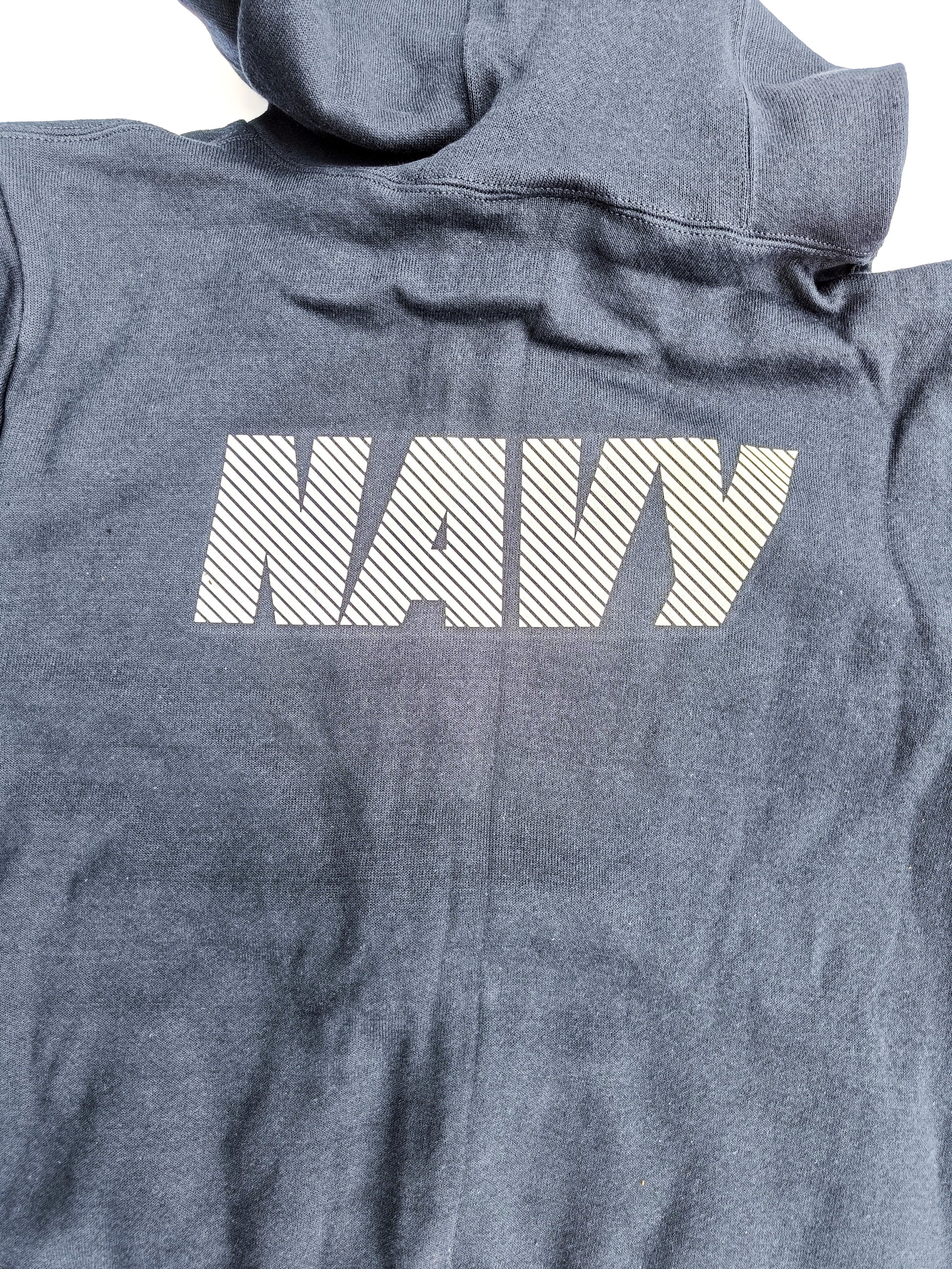 velký reflexní nápis "NAVY" na zádech