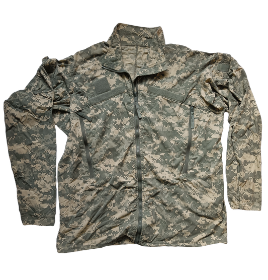 přední strana softshell bundy