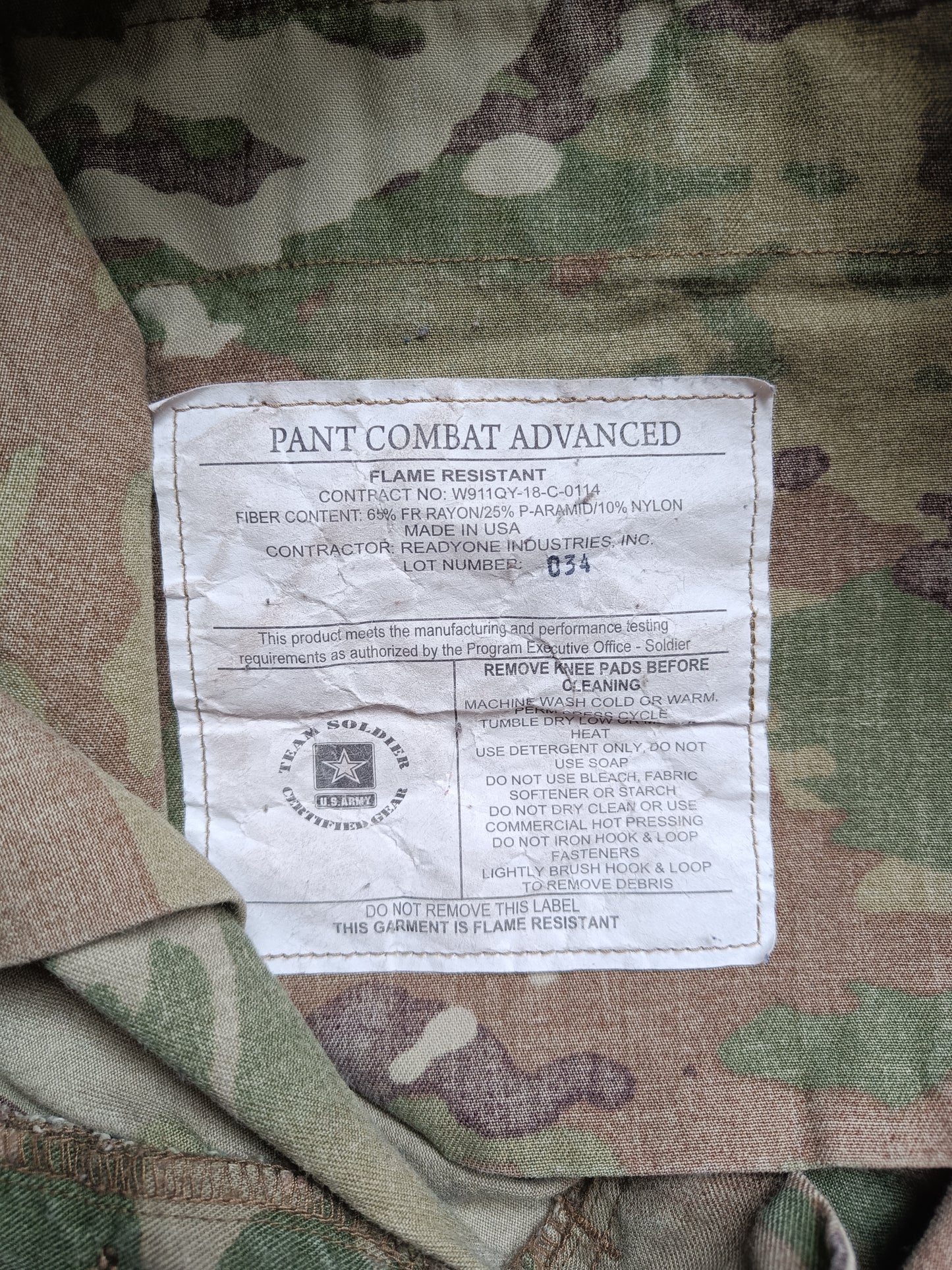 štítek s označením kalhot