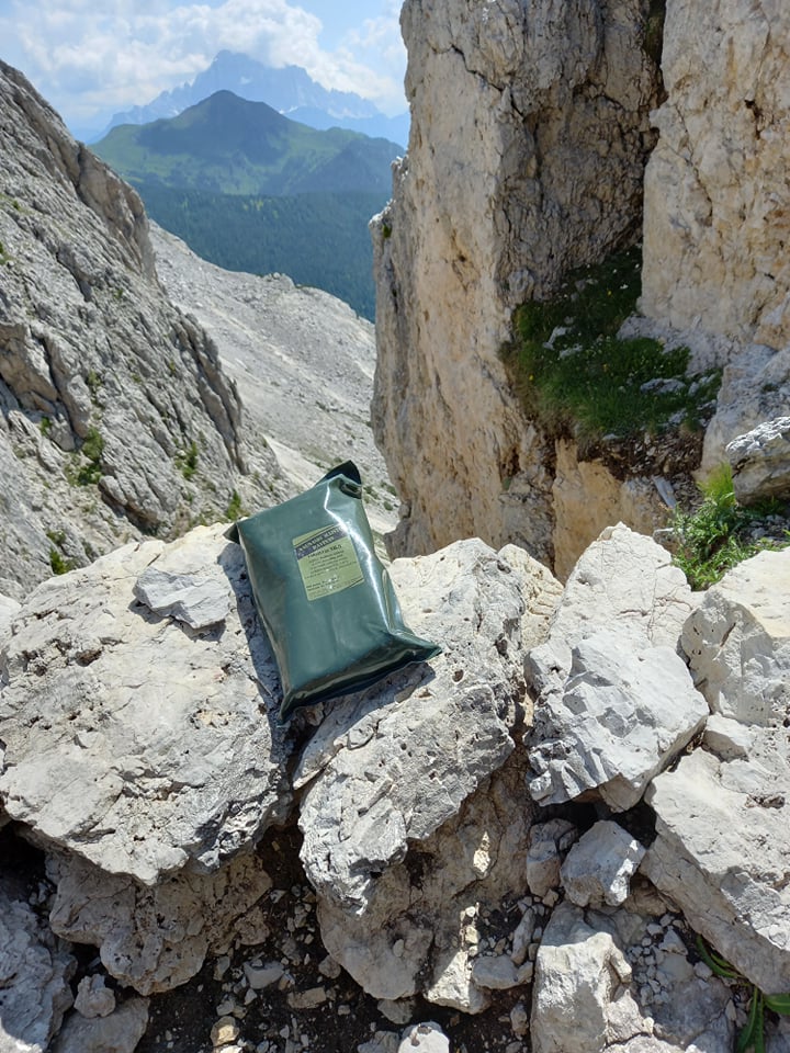 Balení litevského MRE položené na kameni v přírodě