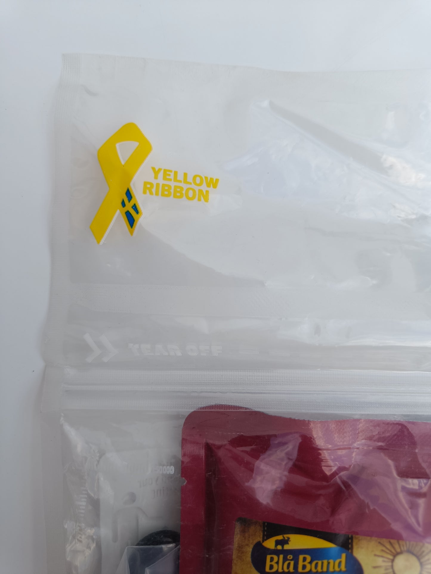 Nápis "yellow ribbon" na balení slovenského MRE