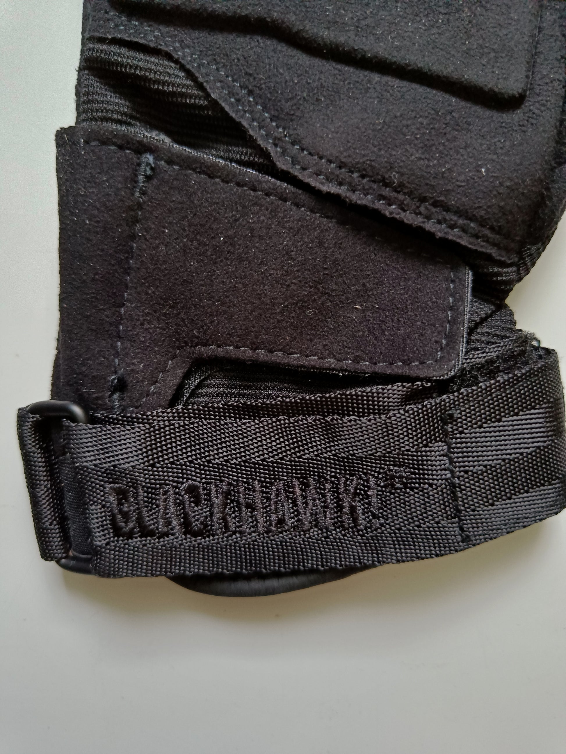 Taktické rukavice Blackhawk S.O.L.A.G. - zapínání na hřbetu